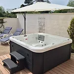 Family Vinja - Privat Garden - Whirlpool アパート *