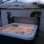 Family Vinja - Privat Garden - Whirlpool アパート ポレッチ