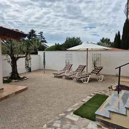 Vinja - Privat Garden - Whirlpool Apartment Poreč