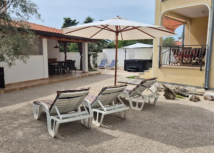 Daire Family Vinja - Privat Garden - Whirlpool *