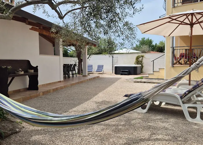 Family Vinja - Privat Garden - Whirlpool * Πόρετς